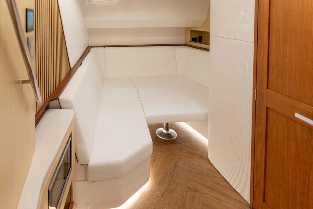 Regal Interior download-39 Shop and buy New or Used boats at Best Selling Boats - Shop and buy used or new boats at Best Selling Boats.