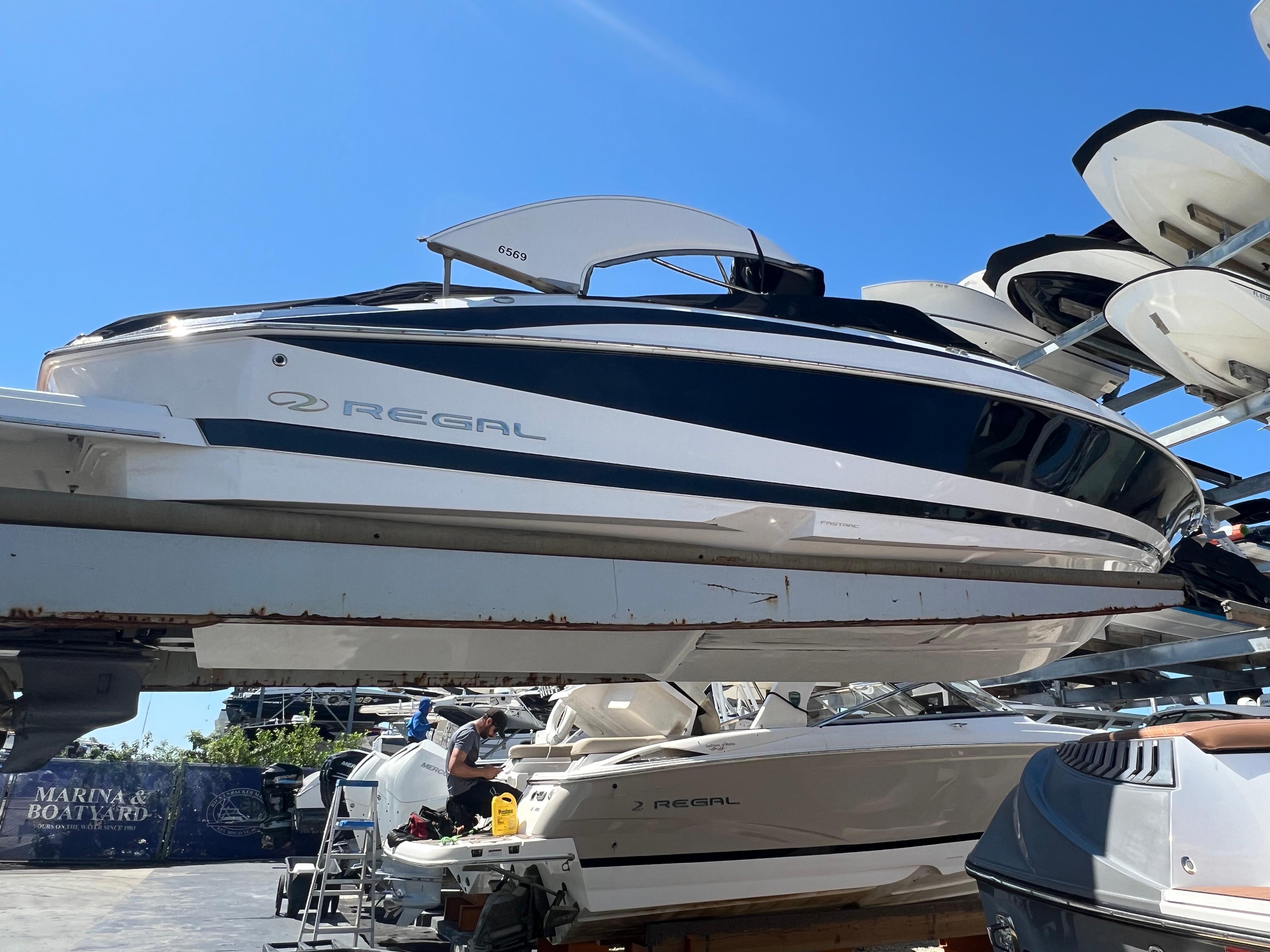 2010-regal-2500-bowrider-power-9215239-20240531092116254-1_XLARGE.jpg - Shop and buy used or new boats at Best Selling Boats.