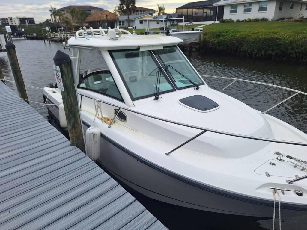 2013-boston-whaler-285-conquest-power-9657749-20250117082944119-1_XLARGE.jpg - Shop and buy used or new boats at Best Selling Boats.