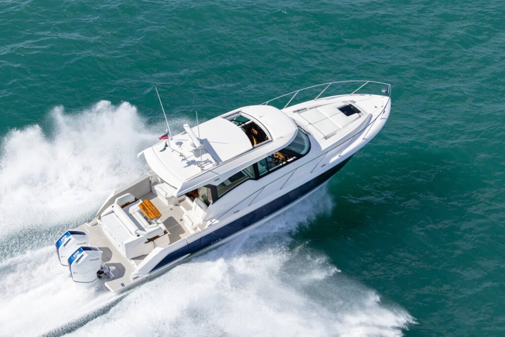 43_LE_Running_to_Starboard_-_Buffet_Lounge - Shop and buy used or new boats at Best Selling Boats.