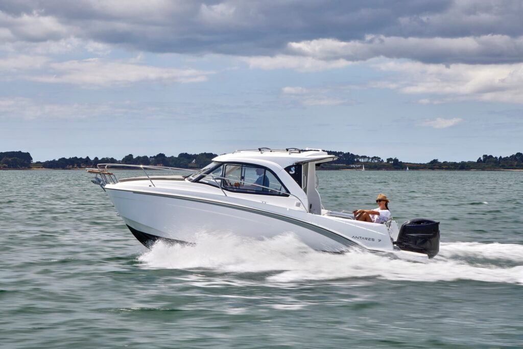 Antares-7-lifestyle-1002.jpg-1900px logo removed - Shop and buy used or new boats at Best Selling Boats.