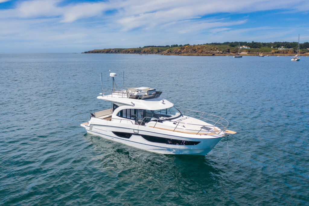 Bénéteau Antares 11 Fly - Shop and buy used or new boats at Best Selling Boats.