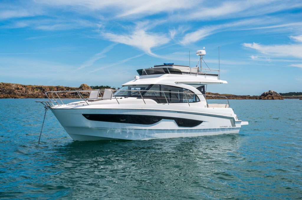 Bénéteau Antares 11 Fly - Shop and buy used or new boats at Best Selling Boats.