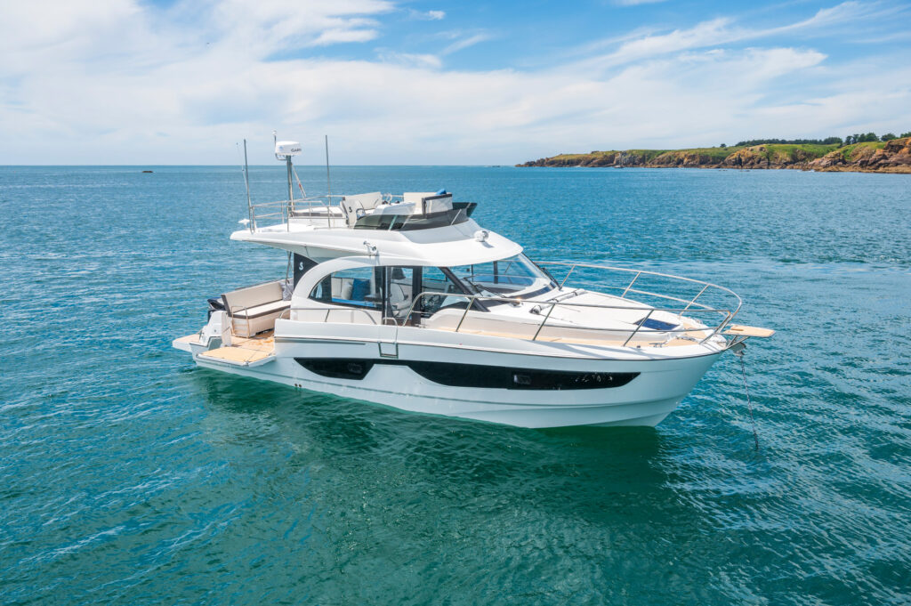 Bénéteau Antares 11 Fly - Shop and buy used or new boats at Best Selling Boats.