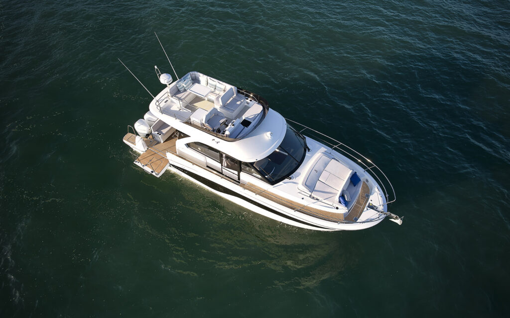 exterieur-antares-12-0_0 - Shop and buy used or new boats at Best Selling Boats.