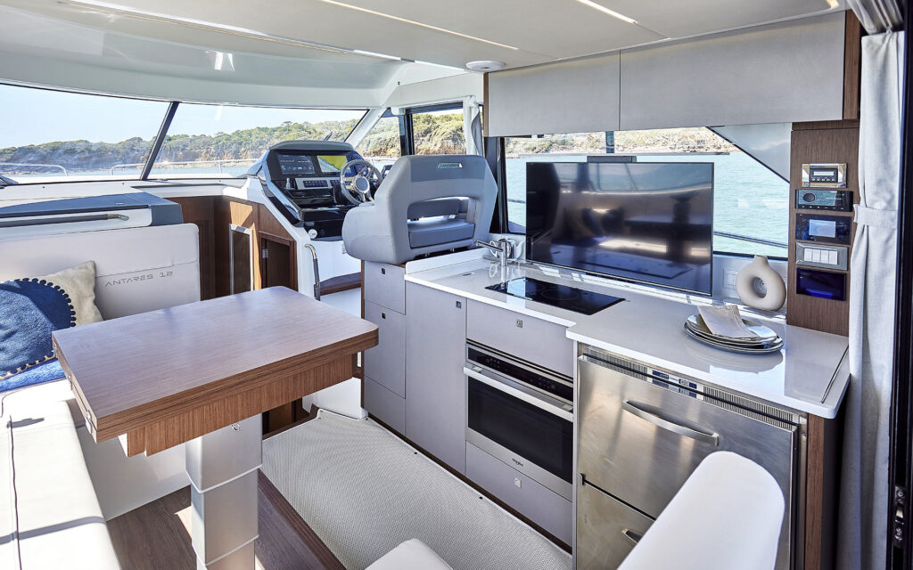 interieur-antares-12-2 - Shop and buy used or new boats at Best Selling Boats.